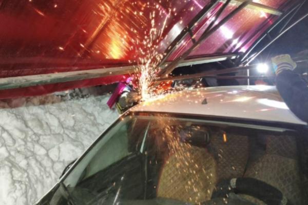 В Рязани спасатели вытащили из-под навеса припаркованные машины