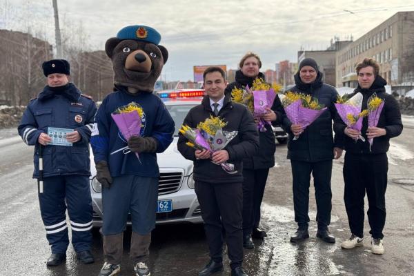 «Цветочный патруль» в двенадцатый раз поздравил женщин в Рязани