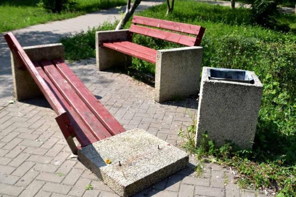 В центральном сквере Новомичуринска вандалы сломали три скамейки
