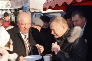 На рязанской ярмарке Олег Ковалев попробовал блины с медом и пообщался с покупателями
