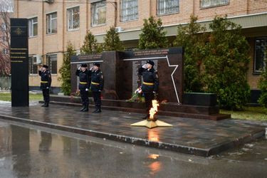 Рязанская полиция начала свой праздник с возложения цветов погибшим коллегам Рязанская полиция начала свой праздник с возложения цветов погибшим коллегам