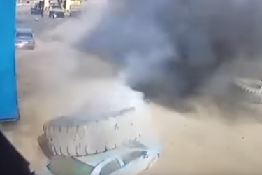 В Кузбассе лопнувшее колесо БелАЗа раздавило легковушку. Видео