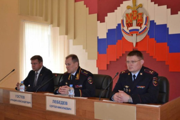 Замглавы МВД России вручил начальнику рязанской полиции удостоверение