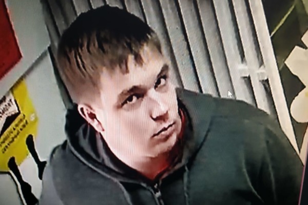 В рязанском магазине засняли мужчину, похитившего деньги из ящика для сбора денег больным детям. Видео