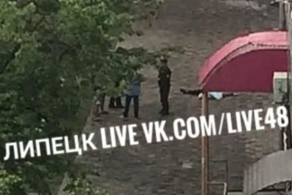 В Липецке девушка выпала из окна