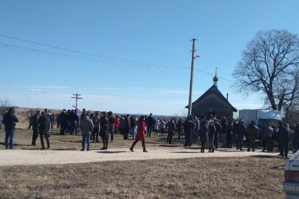 Более 500 рязанцев пришли проститься с убитой компанией в Елатьме Более 500 рязанцев пришли проститься с убитой компанией в Елатьме