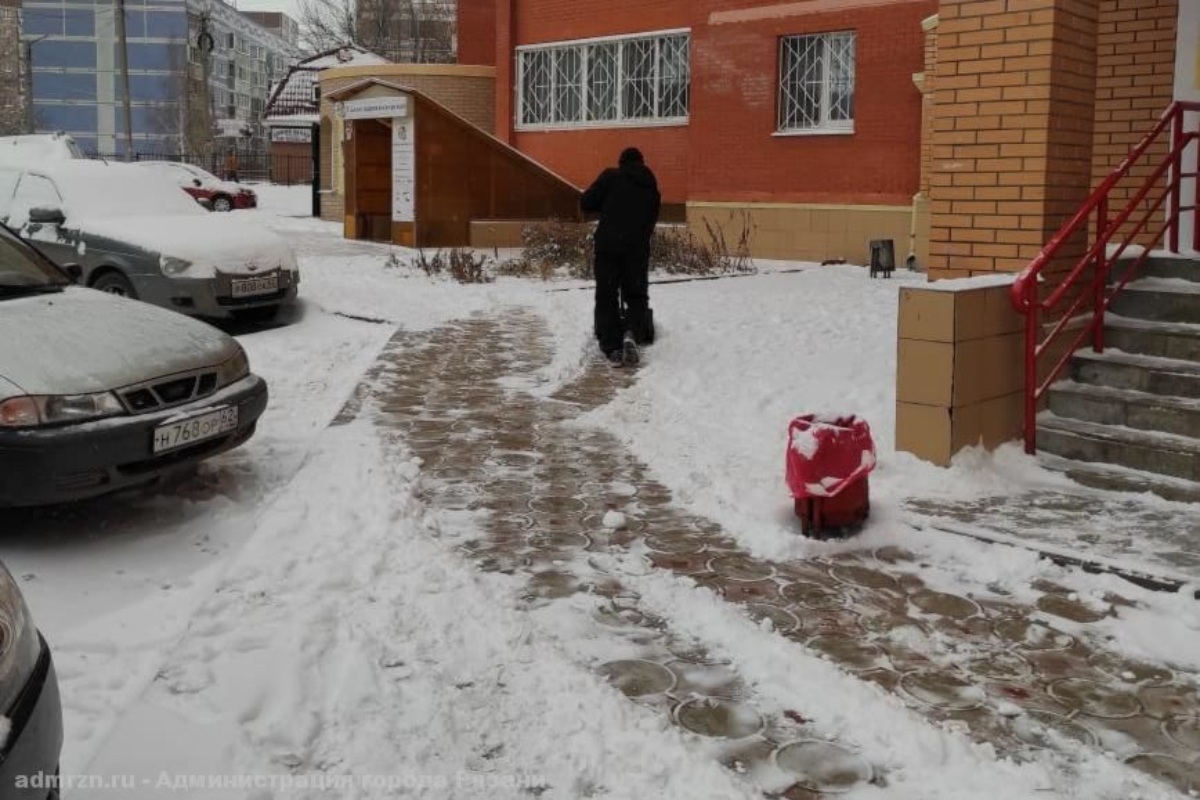 Пожаловаться не убирают снег. Ливневки в лесу зимой фото. В чебоксарах не убирают снег. Пожаловаться не убирают снег. Снег на тротуаре.