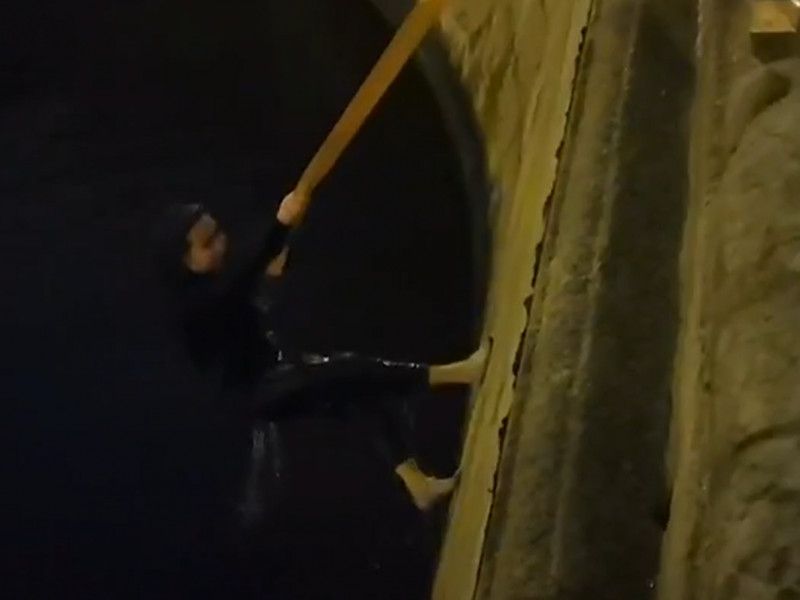 Мальчик под водой. Прыгнула в питере. Прыгнула в питере. Петербург яхтенный мост. Прыгнула в питере.