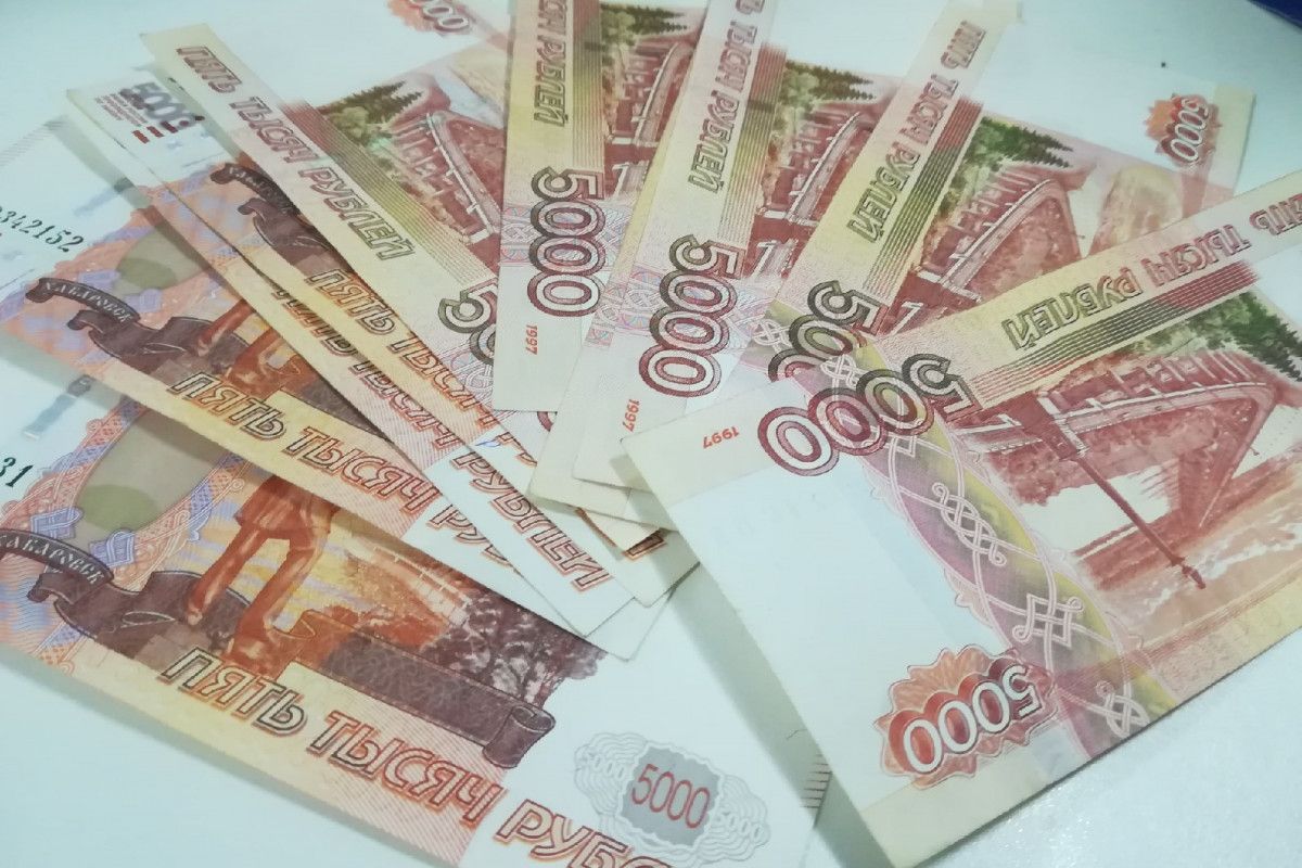 55 тысяч рублей. купюры по 5 тысяч. 75 тысяч. 32 тысячи рублей. много пятитысячных купюр.