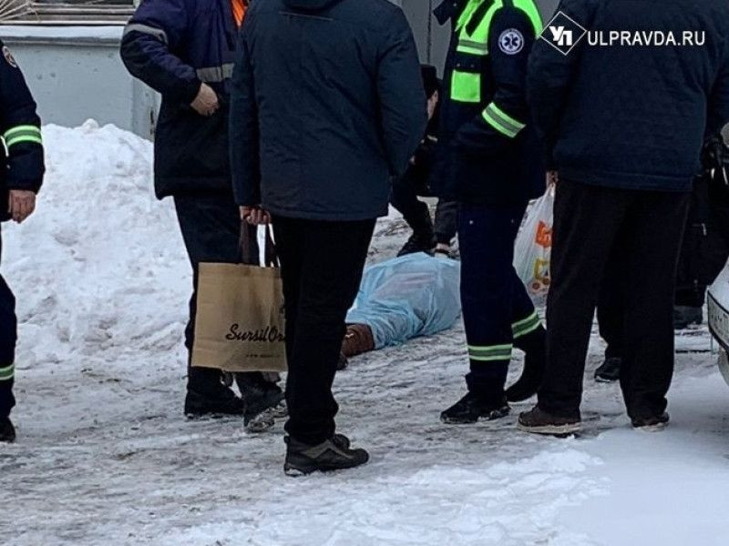 В Ульяновске женщина выпала из окна многоэтажки и погибла