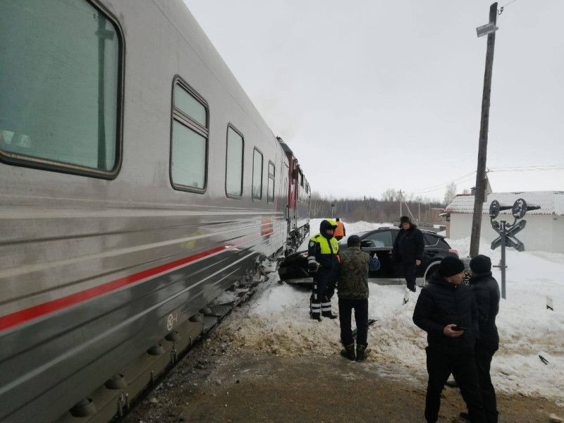 Действия машиниста после экстренного торможения. При экстренном торможении поезда. Время отпуска тормозов после экстренного торможения. Аварийные карточки для локомотивных бригад. После экстренного торможения в пассажирском поезде.
