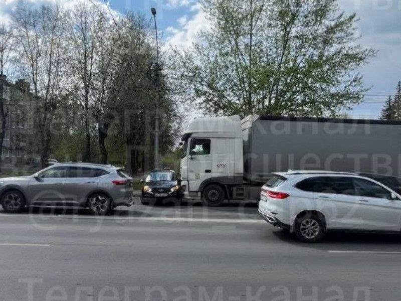 В Рязани фура протаранила машину такси