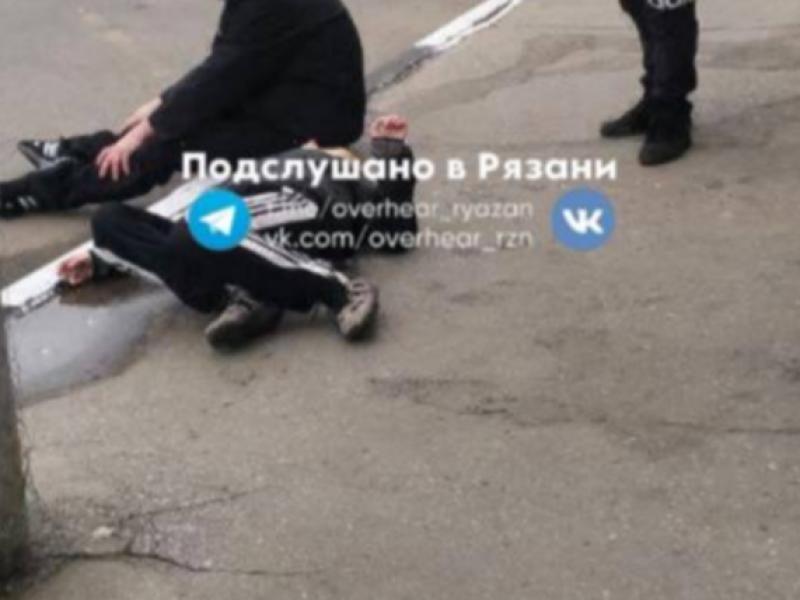 В Рязани на остановке девушка упала и потеряла сознание