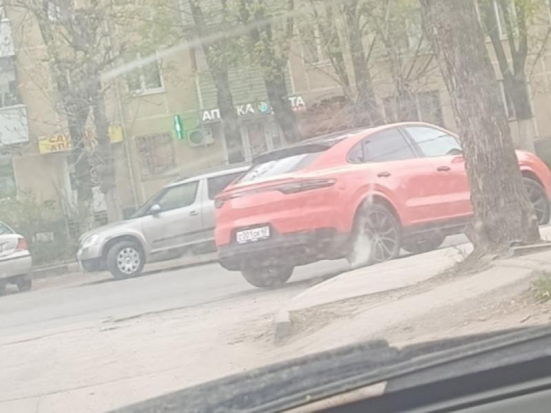 В Рязани иномарка врезалась в припаркованную машину и скрылась В Рязани иномарка врезалась в припаркованную машину и скрылась