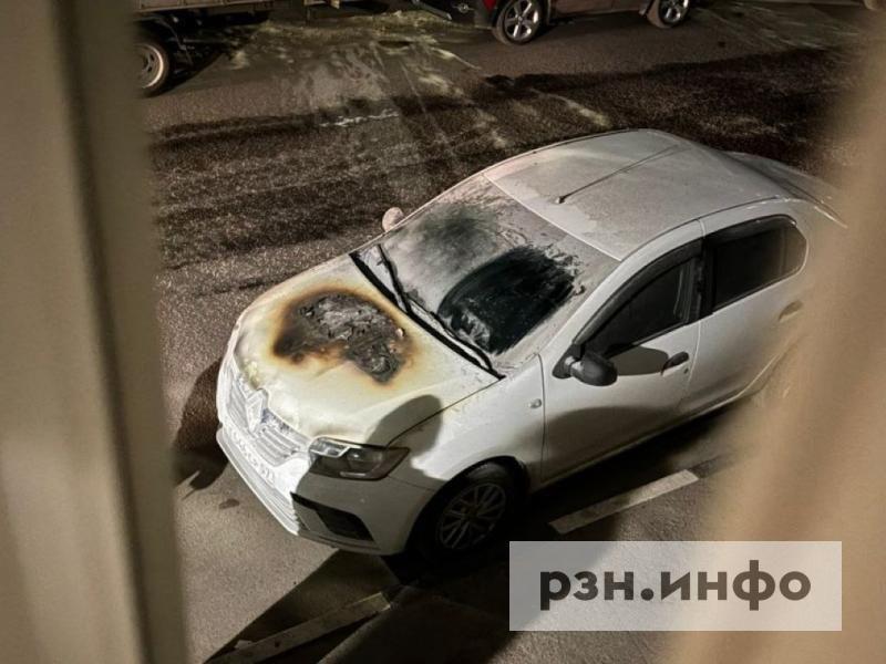 В Рязани горела легковушка В Рязани горела легковушка