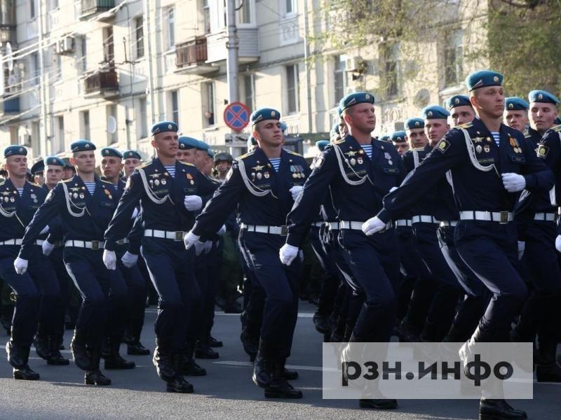 Опубликован фоторепортаж со встречи десантников на площади Победы в Рязани Опубликован фоторепортаж со встречи десантников на площади Победы в Рязани