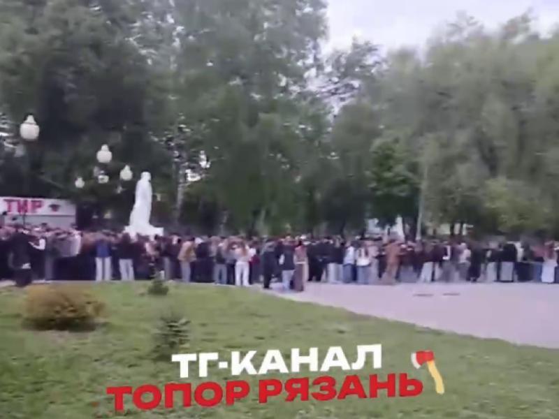 В Рязани засняли многометровую очередь