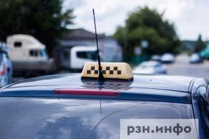 Мигрантам хотят запретить работать в такси по всей России