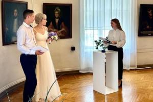 Рязанцы зарегистрировали брак в художественном музее имени Ивана Пожалостина