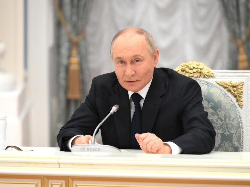 Путину подарили двух слонов