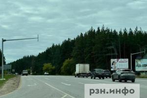 На солотчинской трассе начали установку нового светофора