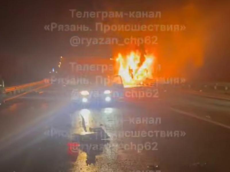 В Рязанской области сгорела фура после того, как ее занесло в отбойник