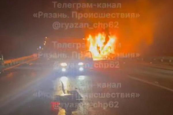 В МЧС рассказали подробности возгорания фуры в Рязанской области