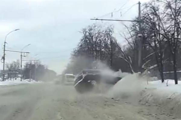 В Рязани чуть не перевернулся кроссовер, момент попал на видео
