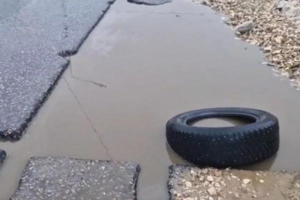 Водители заявили, что массово пробивают колеса в глубокой яме в Рязани