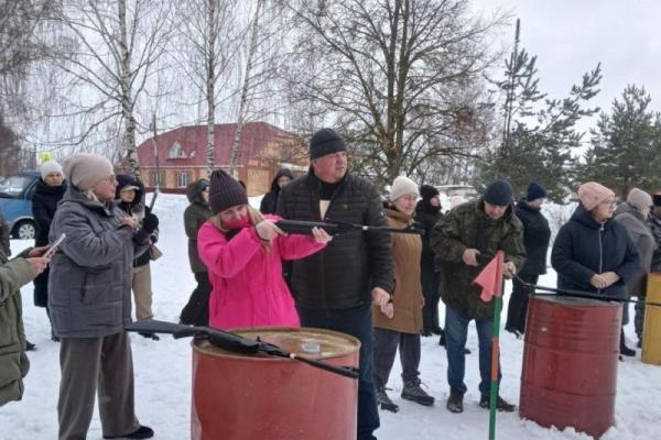 В Рязанской области перед 8 Марта женщины соревновались в стрельбе из винтовки