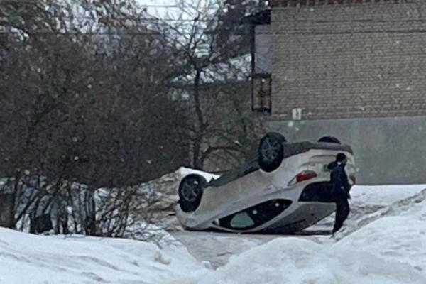 В Рязанской области перевернулась легковушка
