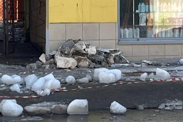 В Рязани после уборки льда с крыши на тротуар начали падать кирпичи