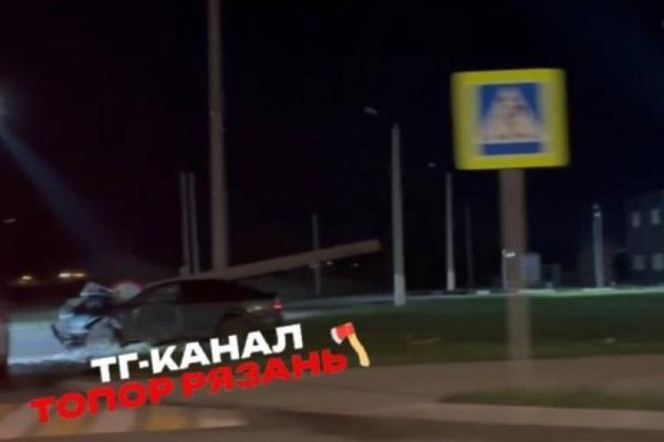 В Рязани легковушка влетела в столб