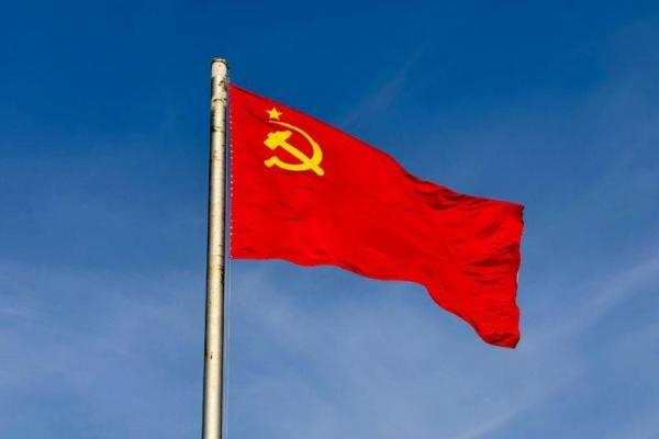 «Зеленый сад» водрузил Знамя Победы на свой ЖК в честь Дня Победы