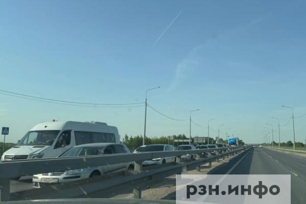 Из-за ям на мосту через Оку рязанцы застряли в пробке