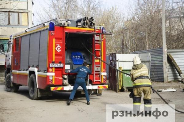 12 человек тушили пожар в квартире в Рязани