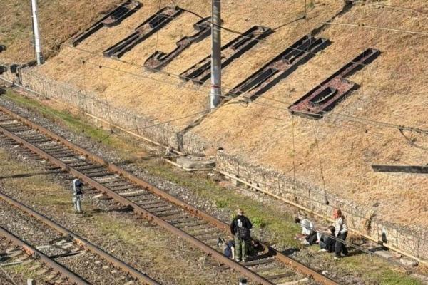 Рязанцев напугали сидящие на рельсах подростки