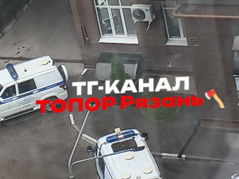 Очевидцы сообщили о гибели подростка под окнами многоэтажки в Рязани