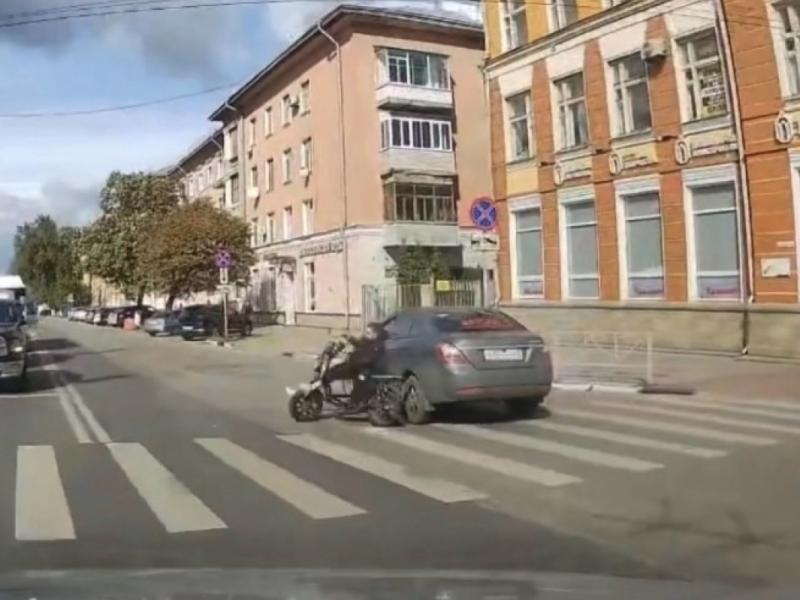 В Рязани сбили молодого человека на электроскутере