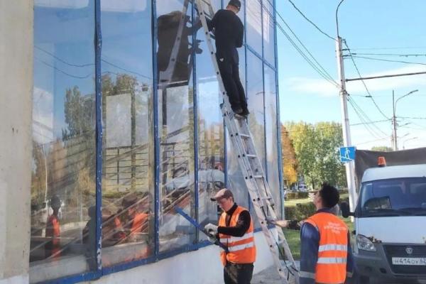 Рабочие заменили стёкла и поликарбонат в пешеходном переходе у «Рязанской таможни»