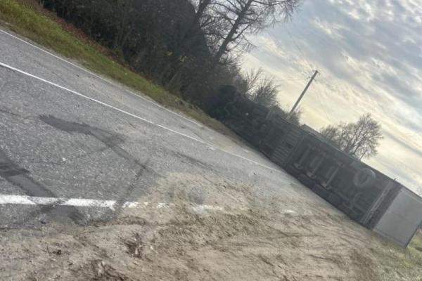 В Рязанской области перевернулась фура