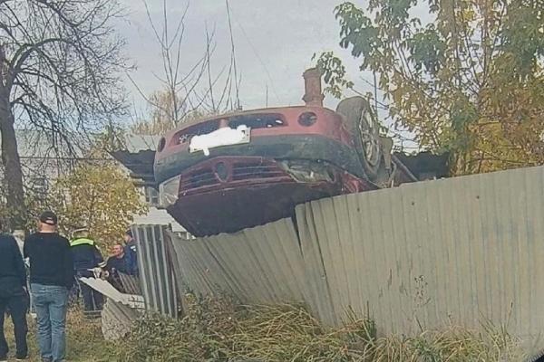 Под Рязанью «Рено» повисла на заборе