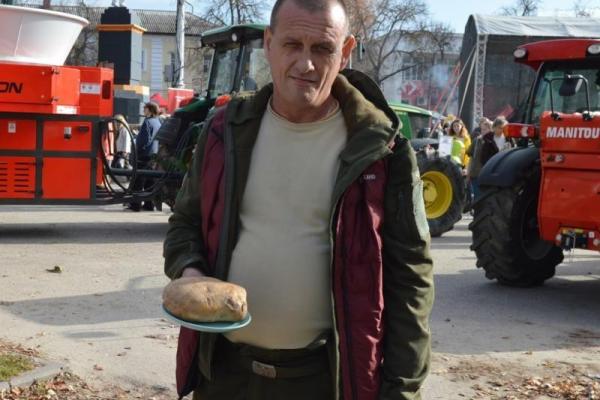 В Касимове на фестивале урожая показали картофельный клубень весом 978 граммов