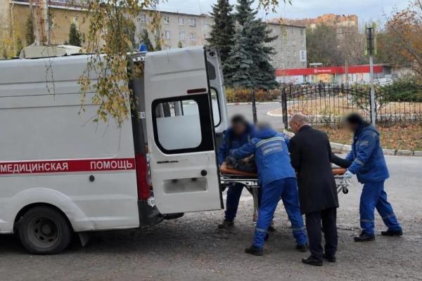 Незрячего рязанца, который жил один в захламленной квартире, госпитализировали