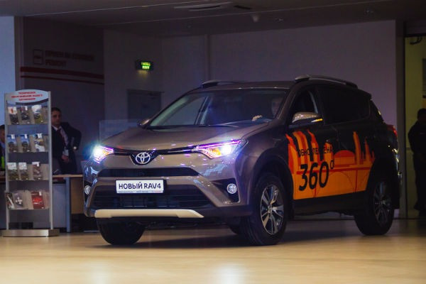 Новый Toyota RAV-4 в Рязани встретили гуашью и признаниями в любви