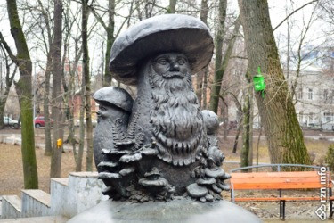 Грибы с глазами, черный кот, студенты — о чем рассказывают городские скульптуры