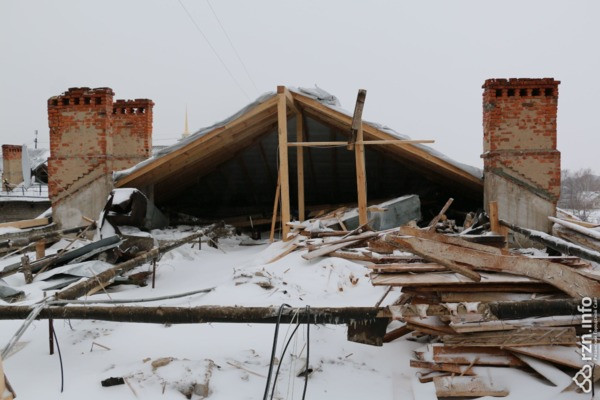 Дом с непокрытой головой. Жители рязанской пятиэтажки узнали, что такое зимовать под открытым небом