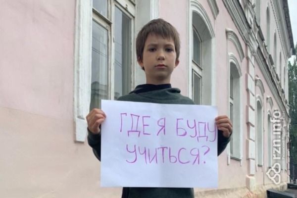 Родители и дети «французской» школы провели масштабную акцию против передачи здания епархии